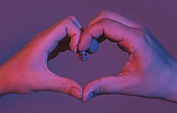 男性和女性的手是心形的 双手呈爱心的形状 心结霜的手 爱的概念 用手指签署心脏 情人节的爱 两个人牵着手表示爱情的形状符号 — 图库照片