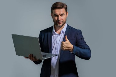 Stüdyoda dizüstü bilgisayarda çalışan İspanyol bir adam. Takım elbiseli bir iş adamı dizüstü bilgisayarda e-postaları kontrol ediyor, sosyal ağda mesaj yazıyor, internet kullanıyor, dizüstü bilgisayarlarda bilgi arıyor. İş adamı dizüstü bilgisayar kullanıyor