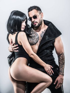 Stüdyoda poz veren güzel seksi bir çiftin moda fotoğrafı. Moda ve güzellik. Seksi, zarif bir çift. Güzel, şehvetli bir çiftin birlikte poz verdiği bir moda fotoğrafı. Sevgi. Şehvetli genç aşıklar