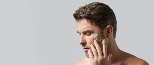 Baner Człowieka Idealną Skórą Dotykającą Twarzy Goleniu Koncepcja Zabiegów Kosmetycznych — Zdjęcie stockowe