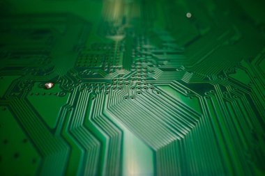 Elektronik devre kartı teknolojisi geçmişi. Elektronik plaka kalıbı. Devre kartı, elektrik şeması. Teknoloji geçmişi. Mikroçipleri ve kapasitörleri alınmış elektronik mikro devre.