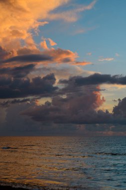Karanlık fırtına arka planda. Dramatik kara bulutlar gökyüzü. Karanlık bulutlu tropikal gökyüzü günbatımı deniz zemininde. Fırtınalı bulutlu gökyüzü
