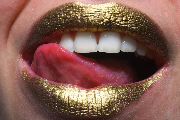 Feche Lábios Gordos Femininos Com Ouro Batom Dourado Brilhante Estilo — Fotografia de Stock