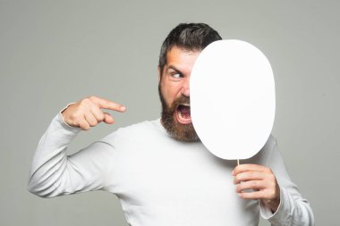 Duygular. Sinirli sinirli adam. Stresli bir yüz ifadesi.