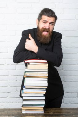 Konsept çalış. Kitap yığını olan komik öğretmen ya da profesör. Olgun bir öğretmen düşünüyorum. Olgun profesör, orta yaşlı öğretmen, sakallı eğlenceli adam.