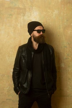 Seksi bir adamın baştan çıkarıcı yüzü. Maço kendinden emin görünüyor. Sakallı hippi.