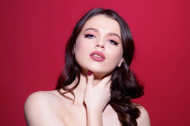 Mükemmel makyajlı esmer kız. Güzel model kadın. Bakım ve güzellik ürünleri