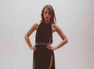 Muhteşem siyah elbiseli, genç, seksi, esmer bayan. Moda fotoğrafı.