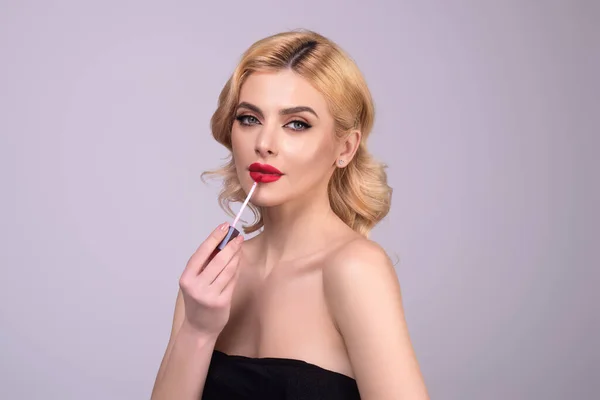 Underbar Ung Kvinna Snygg Makeup Flicka Poserar Med Nytt Läppstift — Stockfoto