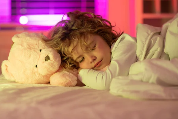 Dzieciak Się Zdrzemnął Dziecko Śpiące Pluszowym Miśkiem Łóżku Wygodny Materac — Zdjęcie stockowe
