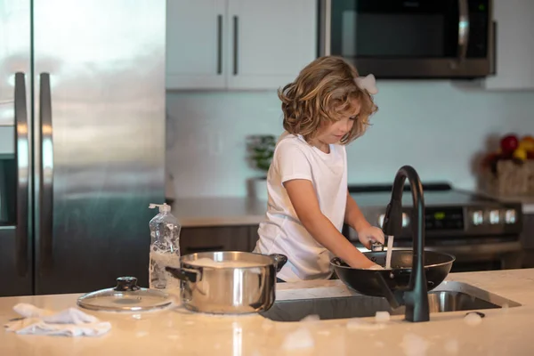 Lave Vaisselle Pour Enfants Dans Cuisine Intérieure Enfant Aidant Ses — Photo