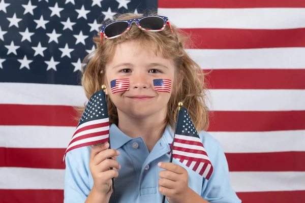 Amerikansk Liten Patriot Självständighetsdagen Juli Barn Med Amerikansk Flagga Amerikansk — Stockfoto