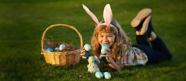 Mały Króliczek Króliczymi Uszami Dziecko Polujące Wielkanocne Jajka Podwórku Leżące — Zdjęcie stockowe