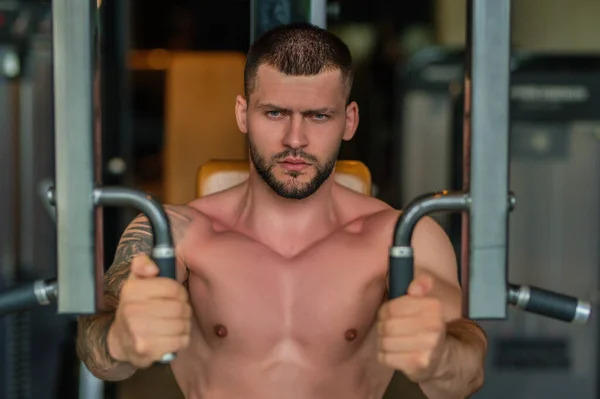 Γυμνάζεται Τον Αλητάκο Αρσενικό Bodybuilder Κάνει Προπόνηση Άρση Βάρους Στο — Φωτογραφία Αρχείου