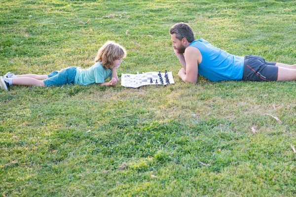 Батько Син Грають Шахи Лежачи Траві Парку Газонів — стокове фото