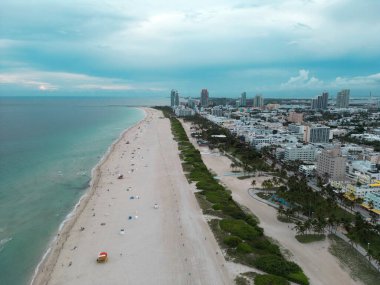 Miami Beach silueti, Florida. Miami Beach şehrinin hava aracından gökyüzü görüntüsü. Gökdelenler ve limanlar. Miami Sahili kıyısı marinalarla kaplı. South Point Park 'tan Miami plaj manzarası