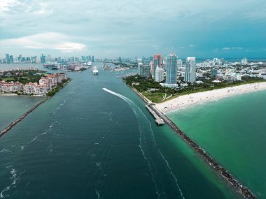 Miami Beach Florida 'da. Miami Beach şehrinin hava aracından gökyüzü görüntüsü. Gökdelenler ve limanlar. Miami Sahili kıyısı marinalarla kaplı. South Point Park 'tan Miami plaj manzarası