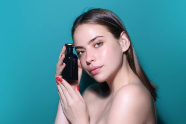 Parfüm şişesi. Kokulu parfümlü bir kadın. Kadın parfüm şişesi tutuyor. Parfüm kullanan güzel bir kız. Parfüm şişesi olan kadın. Kadın parfüm sunar.