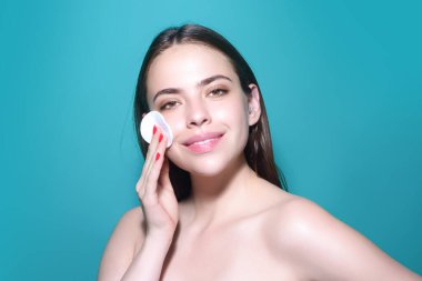 Pamuk ped kullanan bir kadın. Pamuk yastıkla cildi temizleyen güzel bir kız. Yüz toneri ya da temizleyici süt. Makyaj kaldırılıyor. Pamuk pedlerle yüzünü temizliyor. Makyaj malzemelerini temizlemek için losyon