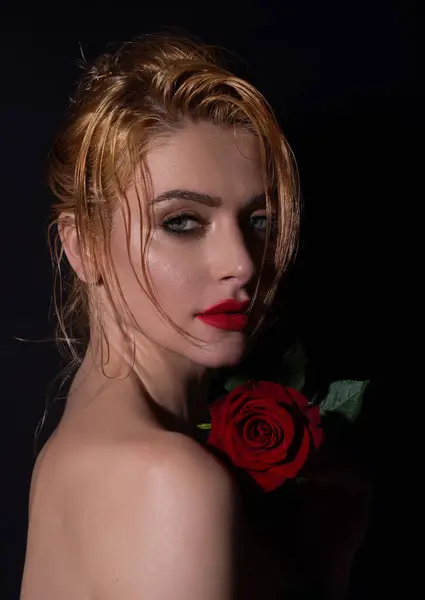 Portrét Studiu Krásy Krásný Model Červenou Růží Květiny Izolované Černém — Stock fotografie