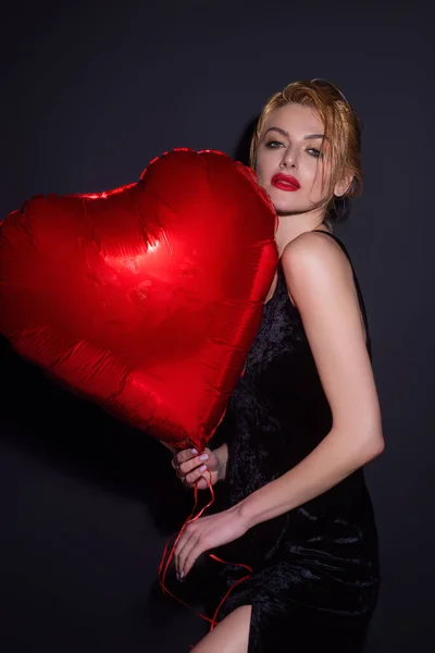 美丽的性感女人与心形气球在工作室孤立的背景 情人节的性感女人 心之爱女孩拿着红色气球的心脏 假日派对 心之爱概念 — 图库照片