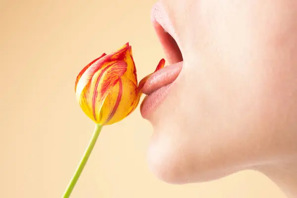 Zarte Tulpe Zarte Natürliche Lippen Mit Tulpen Zärtlichkeit Sexy Frauenmund — Stockfoto