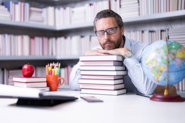 Öğretmenler günü. Öğretmenim okulda. Orta yaşlı öğretmenle bilgi ve eğitim. Kitabı olan bir milenyum öğretmeni. Sınıfta ders veren adam. Üniversite sınavı öğretmenleri. Üniversite öğretmeni