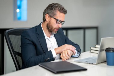 Ofiste bilgisayarı olan bir ofis çalışanı. Modern ofiste çalışan uzaktan kumandalı bir çalışan. Uzaktan kumandalı bir iş adamı, ofislerde online çalışıyor. Ofiste bilgisayar kullanan bir iş adamı.