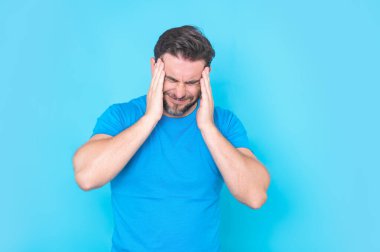 Migren, yorgunluk ve stres. Stüdyodaki adamın migreni tuttu. Baş ağrısı konsepti. Acı çeken erkekler streslidir. Stresli ve baş ağrısı. Migren ağrısı, şiddetli baş ağrısı.