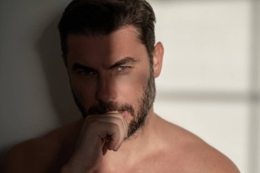 Erkek kozmetik, stüdyo arka planında cilt bakımı. Hijyen ve yüz. Olgun erkekler kozmetik ve sağlık. Güzellik ve cilt bakımı. Sağlık, sağlık ve sabah temizliği.