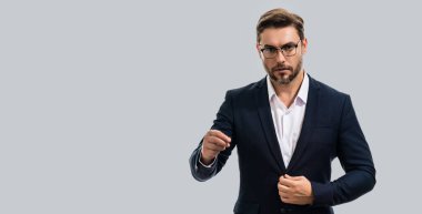 Pankarttaki iş adamı tecrit edilmiş. İspanyol iş adamı, stüdyo portresini kapat. İş ve başarı kavramı. Başlık için iş adamlarıyla afiş, kopyalama alanı. Web tasarımı için poster