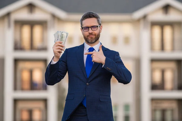 Affärsman Kostym Med Kontanter Dollar Sedlar Utomhus Hundra Dollar Sedel — Stockfoto
