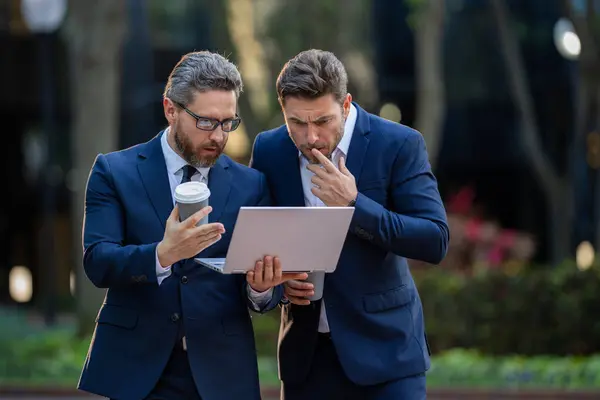 Freiberufliches Konzept Geschäftsleute Nutzen Laptop Freien Zwei Männer Unterhalten Sich — Stockfoto