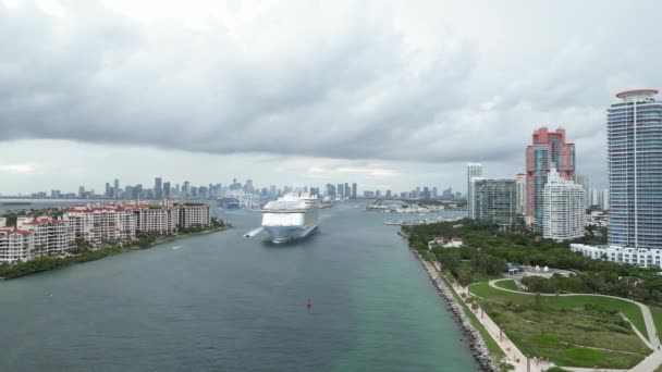 Flygfoto Över Kryssningsfartyg Från South Point South Beach Miami Florida — Stockvideo