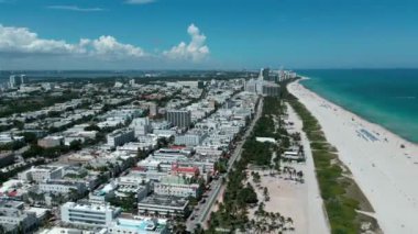 Miami 'de okyanus yolculuğu, hava manzarası. Miami plajı silueti. İHA 'dan Miami Plajı' nın tropik cennet manzarası. Miami South Beach Havacılık Panoraması. Florida 'da turizm merkezi oteller ve okyanus