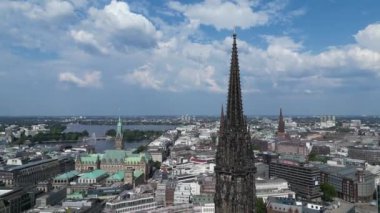 Mahnmal St. Nikola. Hamburg 'daki tarihi bina, St. Nikola Memorial. Hamburg, Almanya 'nın hava aracı görüntüsü. Hamburg 'daki Aziz Nicolas Kilisesi' nin yeniden canlandırılması.