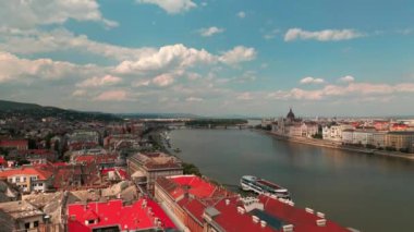 Budapeşte şehri Tuna Nehri 'nin ufuk çizgisi. Budapeşte, Macaristan. Budapeşte binasının hava manzarası. Macaristan şehir manzarası. Avrupa 'da seyahat ve turizm. Budapeşte Panoraması