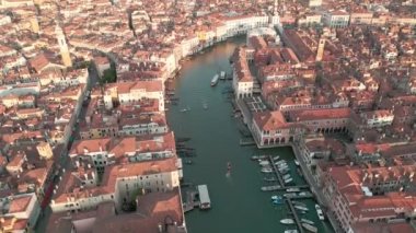 Venedik, İtalya 'nın havadan görünüşü. Basilica di Santa Maria della Salute, Büyük Kanal. Venedik silueti. Venedik Panoraması. İnsansız hava aracıyla Venezia Venezia hava manzarası. İtalya seyahat ve turizm