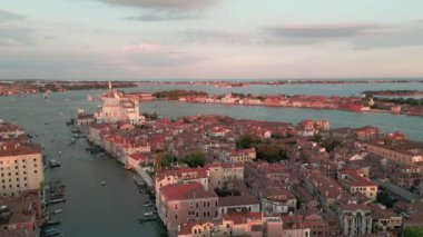 Venedik İtalya 'sının sinematik drone çekimi. Venedik 'in havadan görünüşü. Venedik şehrindeki ünlü turist manzarasının gökyüzü manzarası