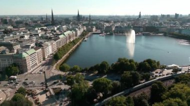 Yukarıdan Hamburg şehri. Almanya 'nın Hamburg kentindeki Binnenalster Gölü' nün panoramik görüntüsü. Merkezde Rathaus belediye binası ve Hamburg 'daki Alster Gölü var. Şehir manzarası Hamburg