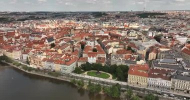 Prag Panorama 'sı, şehrin havası, Prag şehrinin yukarıdan görünüşü. Prag üzerinde uçuş, eski kasaba, Şato ve Vltava Nehri, Çek Cumhuriyeti