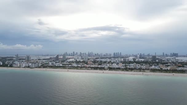 マイアミビーチ 建物や海の空中ビュー マイアミ サウスビーチの空中ビュー 豪華なアパートと水路を持つフロリダ州のマイアミビーチ — ストック動画