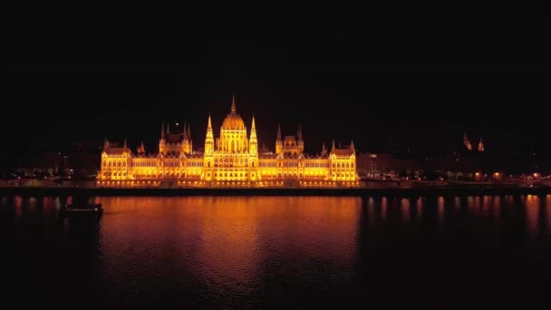 Letecký Pohled Osvětlenou Budovu Maďarského Parlamentu Turistické Destinace Budapešti Maďarsko — Stock video