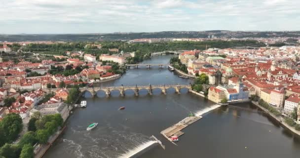 捷克共和国布拉格Vltava河查尔斯桥的空中景观 城市全景 布拉格古城全景 无人机飞越布拉格市 俯瞰全景 Vltava河 — 图库视频影像