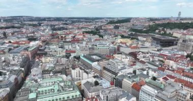 Prag manzaralı hava manzarası. Prag mimarisi ve Vltava nehri üzerindeki köprü. Prag, Çek Cumhuriyeti, Çek Cumhuriyeti. Prag merkezinin yukarıdan panoramik görünümü, şehir manzarası