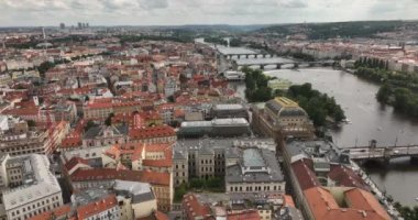 Prag manzaralı eski kasaba mimarisi manzarası. Vltava Nehri, Prag 'daki köprüler, Çek Cumhuriyeti. Prag panoramik hava aracı Prag 'ın üzerinde kilise ve eski Avrupa binası manzaralı