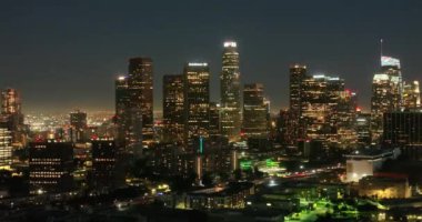 Los Angeles gece şehrinin hava manzarası. Los Angeles şehri, gün batımında gökyüzü manzaralı. Los Angeles şehir merkezi, Kaliforniya, ABD şafakta gökyüzü
