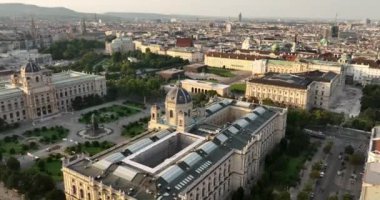 Avusturya 'daki Viyana' nın havadan görünüşü. Viyana hava manzarası. Viyana silueti. İnsansız hava aracından tarihi mimari hava manzaralı Wien manzarası. Viyana silueti. Turizm ve seyahat kavramı