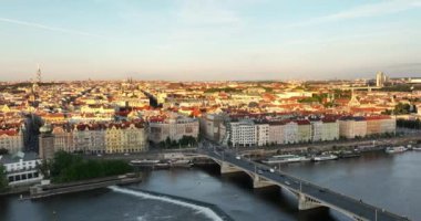 Prag Panorama 'sı, şehrin havası, Prag şehrinin yukarıdan görünüşü. Prag üzerinde uçuş, eski kasaba, Şato ve Vltava Nehri, Çek Cumhuriyeti