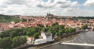 Çek Cumhuriyeti Prag 'daki Charles Köprüsü ve Prag Kalesi' nin havadan görüntüsü. Prag 'ın eski kasabası. Evlerin ve Vltava nehrinin kırmızı kiremitli çatılarının havadan görüntüsü. Şehir merkezindeki tarihi bina.
